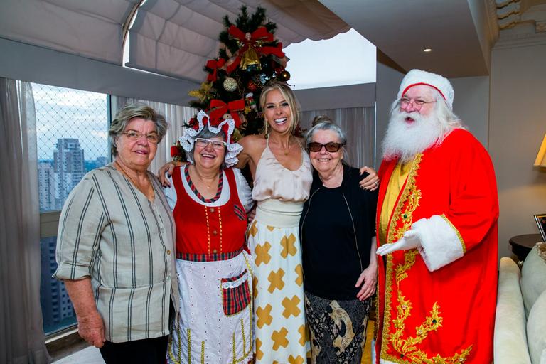 Adriane Galisteu adianta o Natal na casa dos sogros