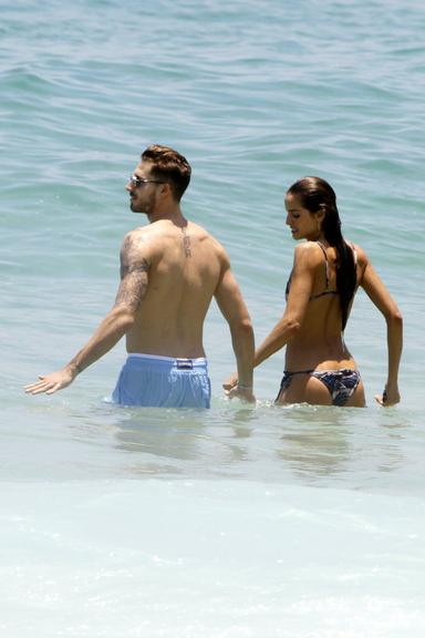 Izabel Goulart curte praia com Kevin Trapp no Rio