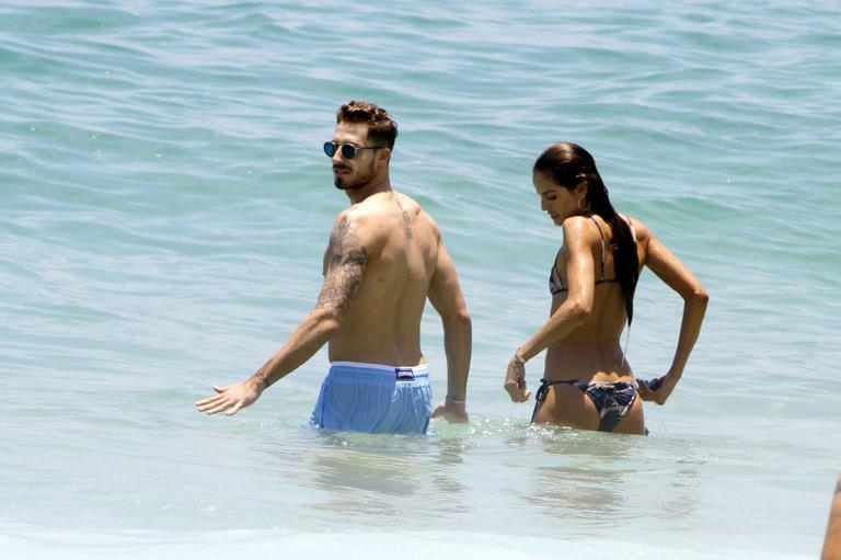 Izabel Goulart curte praia com Kevin Trapp no Rio