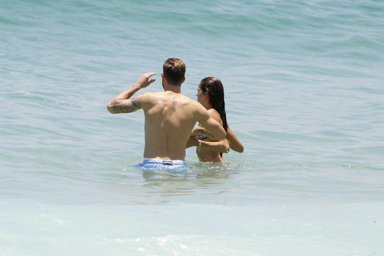 Izabel Goulart curte praia com Kevin Trapp no Rio