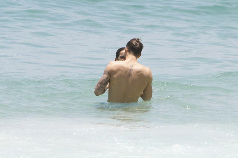 Izabel Goulart curte praia com Kevin Trapp no Rio