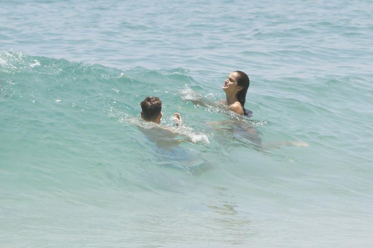 Izabel Goulart curte praia com Kevin Trapp no Rio