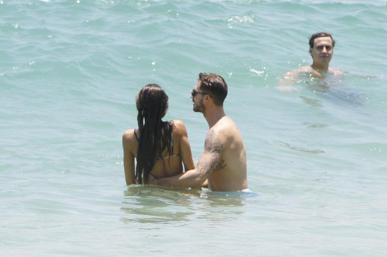 Izabel Goulart curte praia com Kevin Trapp no Rio