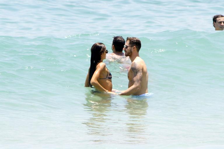 Izabel Goulart curte praia com Kevin Trapp no Rio