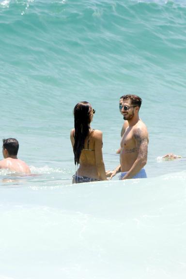 Izabel Goulart curte praia com Kevin Trapp no Rio