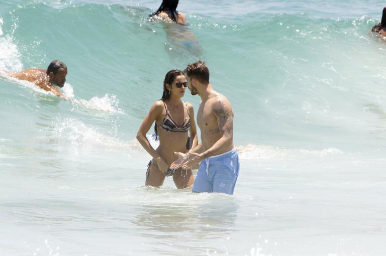 Izabel Goulart curte praia com Kevin Trapp no Rio