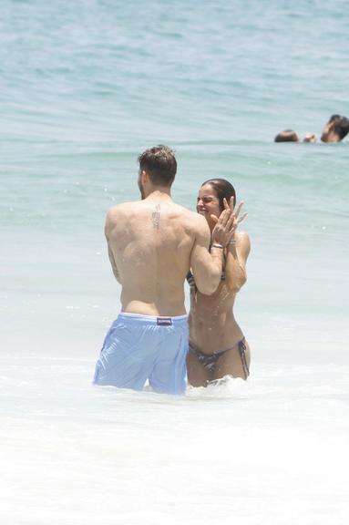 Izabel Goulart curte praia com Kevin Trapp no Rio