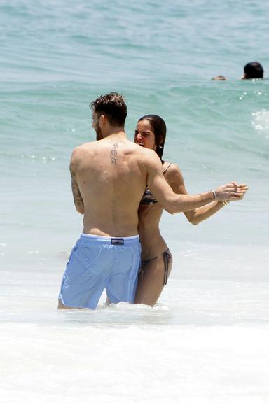 Izabel Goulart curte praia com Kevin Trapp no Rio