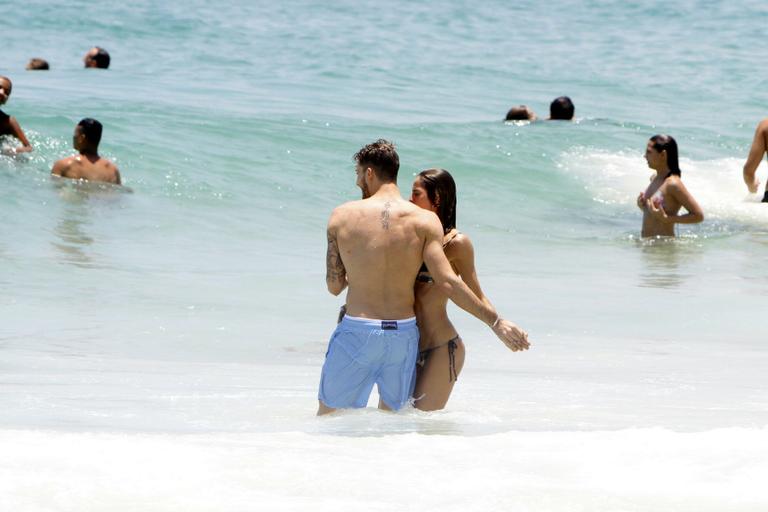 Izabel Goulart curte praia com Kevin Trapp no Rio