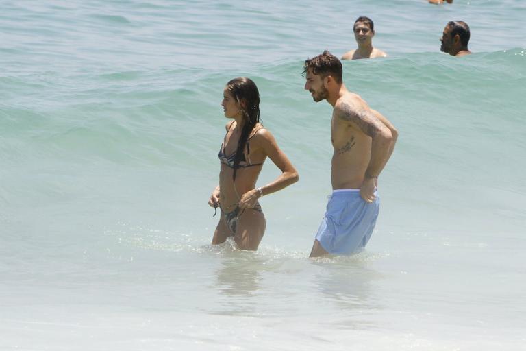 Izabel Goulart curte praia com Kevin Trapp no Rio