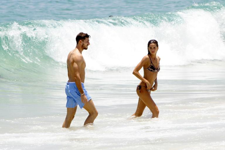 Izabel Goulart troca carinhos com o namorada na praia de Ipanema