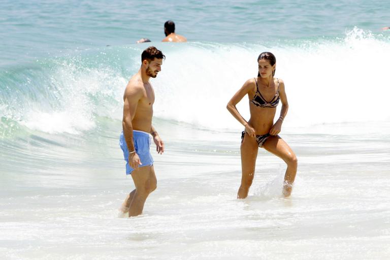 Izabel Goulart troca carinhos com o namorada na praia de Ipanema