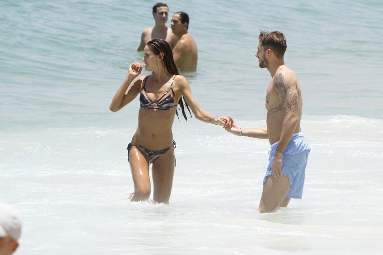 Izabel Goulart troca carinhos com o namorada na praia de Ipanema