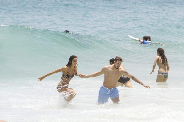 Izabel Goulart troca carinhos com o namorada na praia de Ipanema