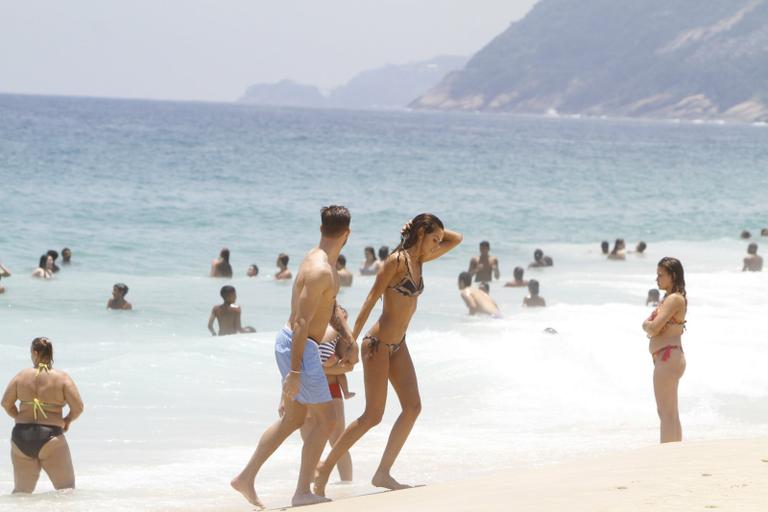 Izabel Goulart troca carinhos com o namorada na praia de Ipanema