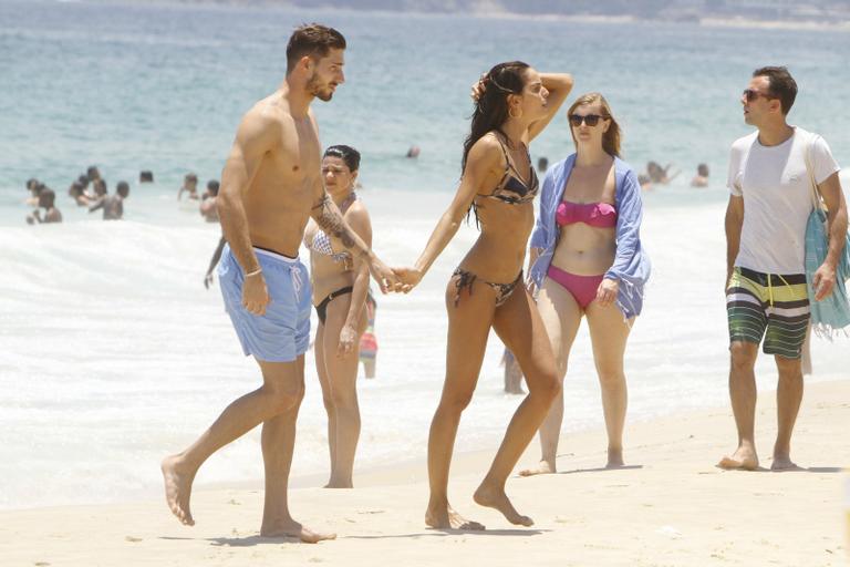 Izabel Goulart troca carinhos com o namorada na praia de Ipanema