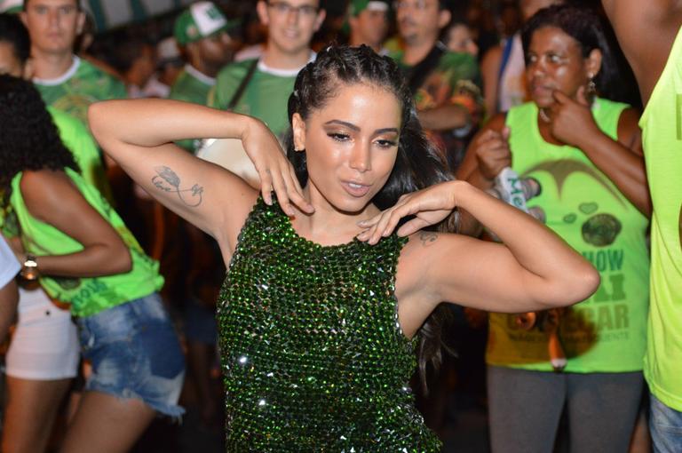 Anitta samba muito no ensaio de rua da Mocidade