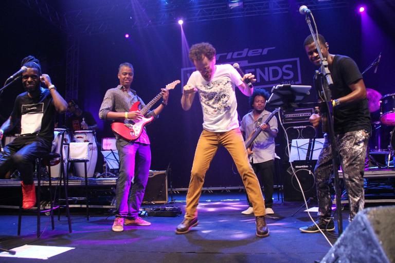 Caetano Veloso e Nando Reis dão beijo em show