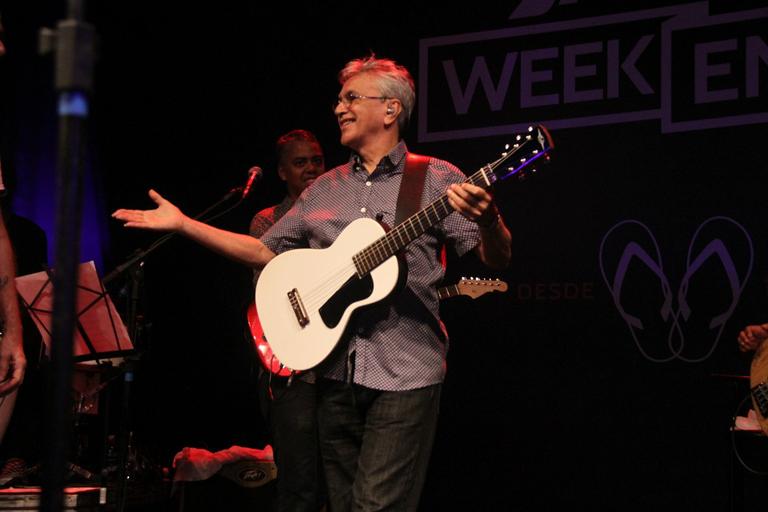 Caetano Veloso e Nando Reis dão beijo em show