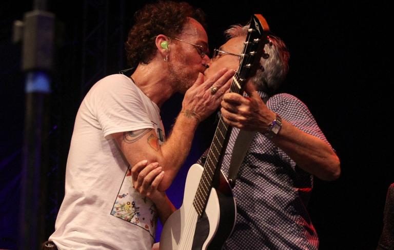 Caetano Veloso e Nando Reis dão beijo em show