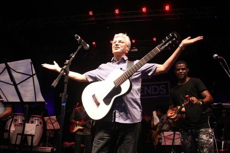 Caetano Veloso e Nando Reis dão beijo em show