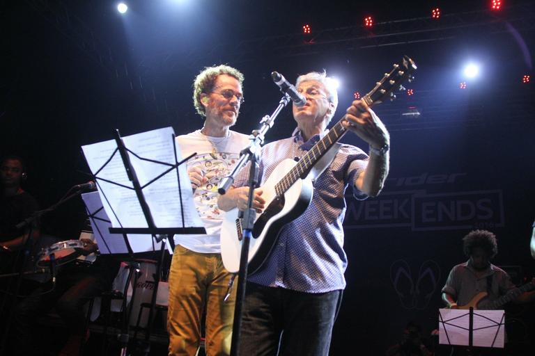 Caetano Veloso e Nando Reis dão beijo em show