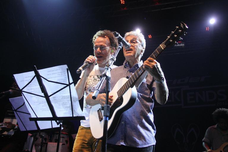 Caetano Veloso e Nando Reis dão beijo em show