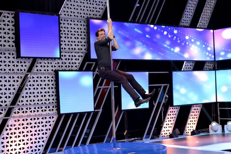 Celso Portiolli mostra suas habilidades no pole dance