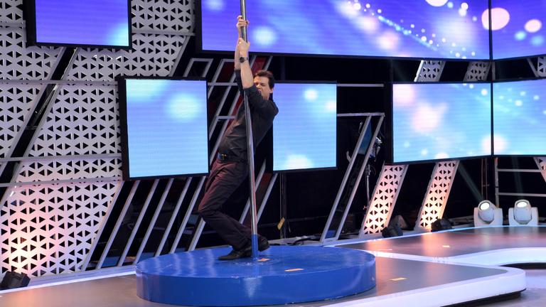 Celso Portiolli mostra suas habilidades no pole dance