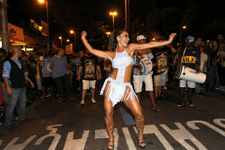 Sabrina Sato arrasa em ensaio para o Carnaval no Rio