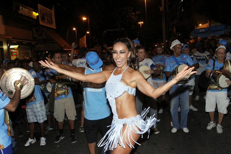 Sabrina Sato arrasa em ensaio para o Carnaval no Rio