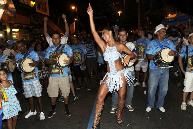 Sabrina Sato arrasa em ensaio para o Carnaval no Rio