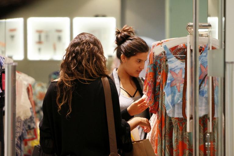 Giulia Costa em shopping no Rio de Janeiro