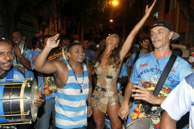 Sabrina Sato esbanja sensualidade em ensaio de rua da Vila Isabel