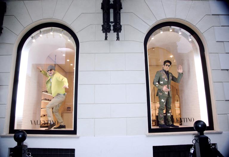 Ben Stiller e Owen Wilson fazem poses em vitrine da Valentino em Roma