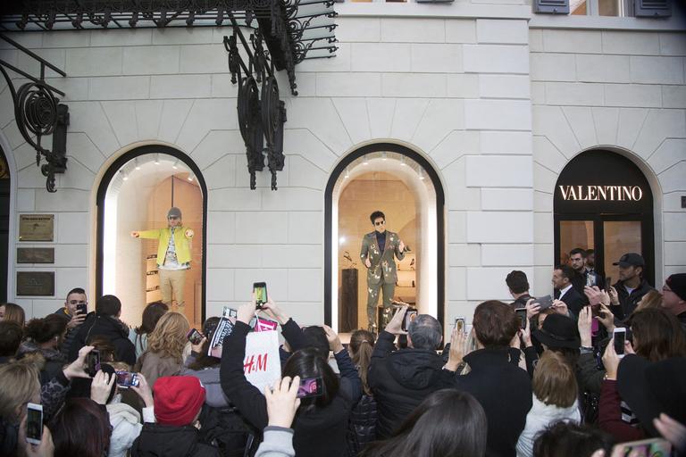 Ben Stiller e Owen Wilson fazem poses em vitrine da Valentino em Roma