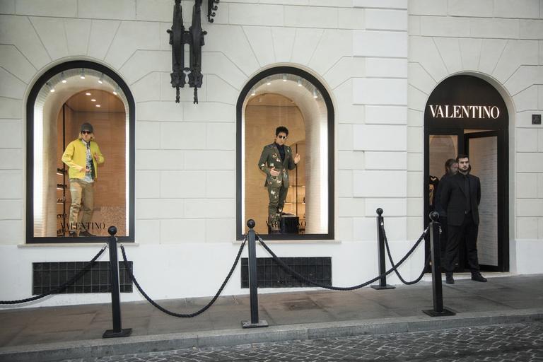 Ben Stiller e Owen Wilson fazem poses em vitrine da Valentino em Roma