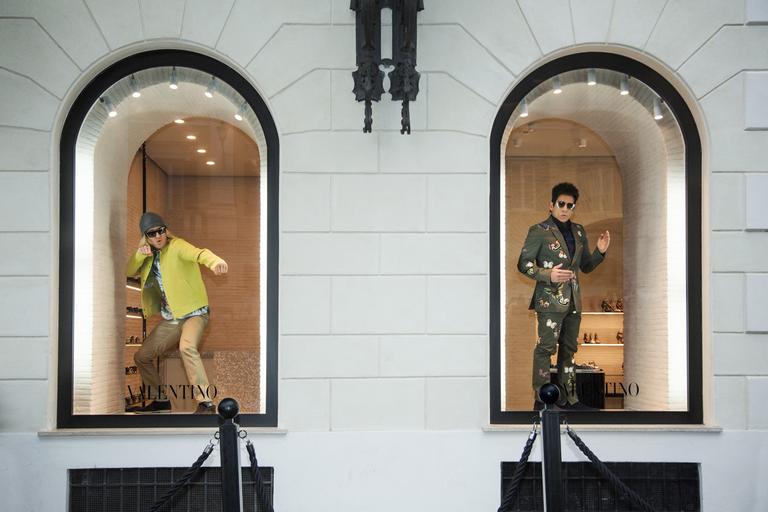 Ben Stiller e Owen Wilson fazem poses em vitrine da Valentino em Roma