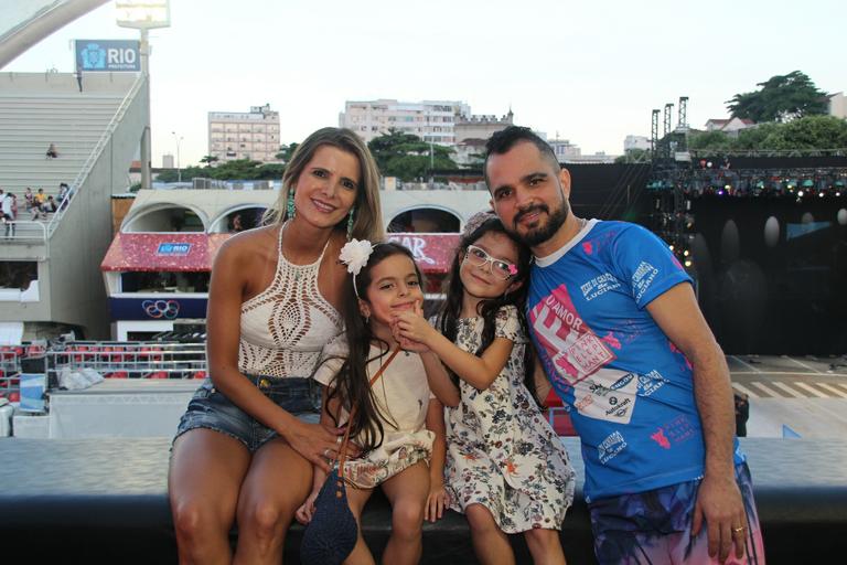 Luciano Camargo visita camarote com a família