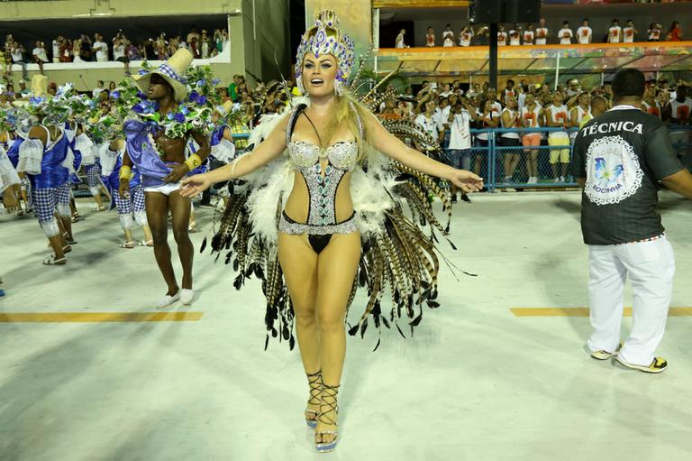 Natalia Casassola mostra demais em desfile do Grupo de Acesso no Rio de Janeiro