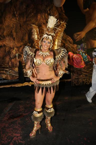 Simony rouba a cena em desfile da Rosas de Ouro