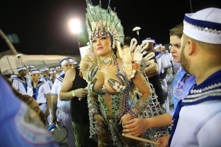 Ellen Rocche exibe corpão em desfile da Rosas de Ouro