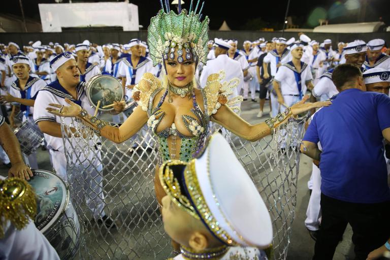 Ellen Rocche exibe corpão em desfile da Rosas de Ouro