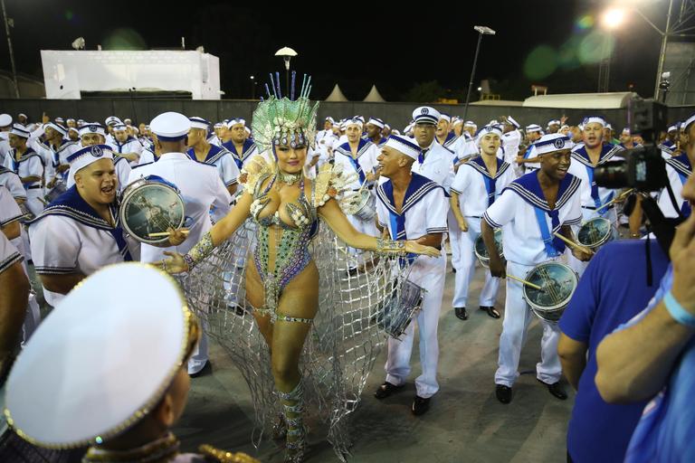 Ellen Rocche exibe corpão em desfile da Rosas de Ouro