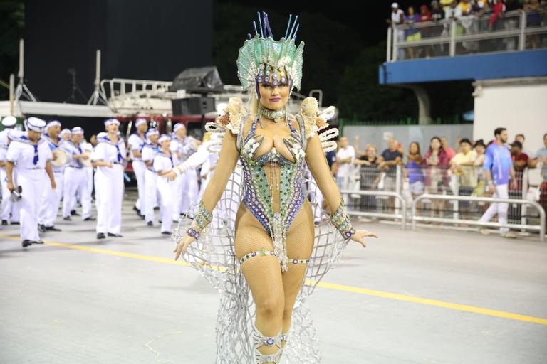 Ellen Rocche exibe corpão em desfile da Rosas de Ouro