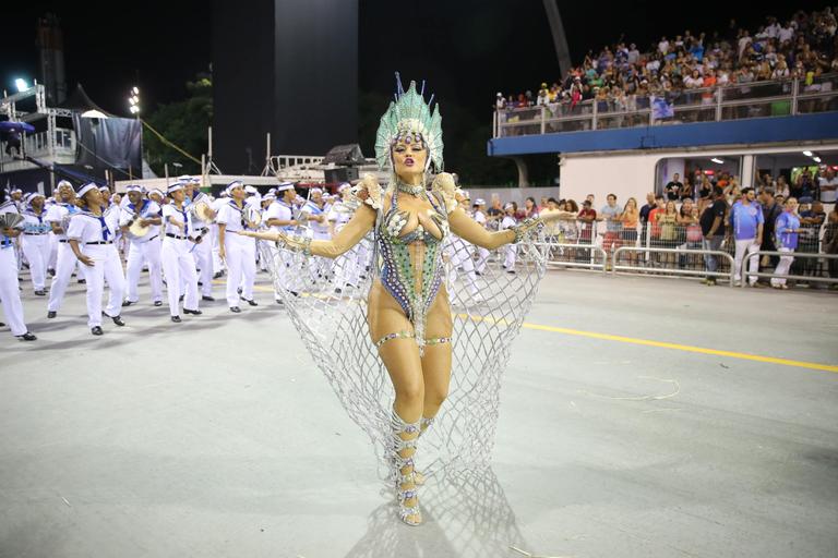 Ellen Rocche exibe corpão em desfile da Rosas de Ouro