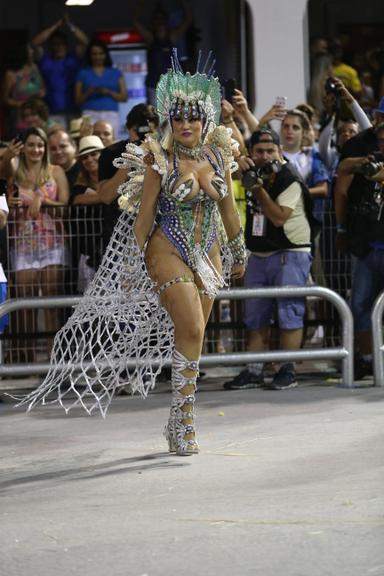 Ellen Rocche exibe corpão em desfile da Rosas de Ouro