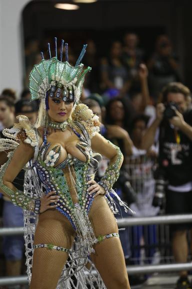 Ellen Rocche exibe corpão em desfile da Rosas de Ouro