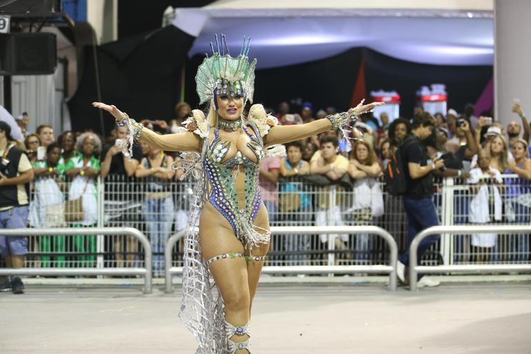 Ellen Rocche exibe corpão em desfile da Rosas de Ouro