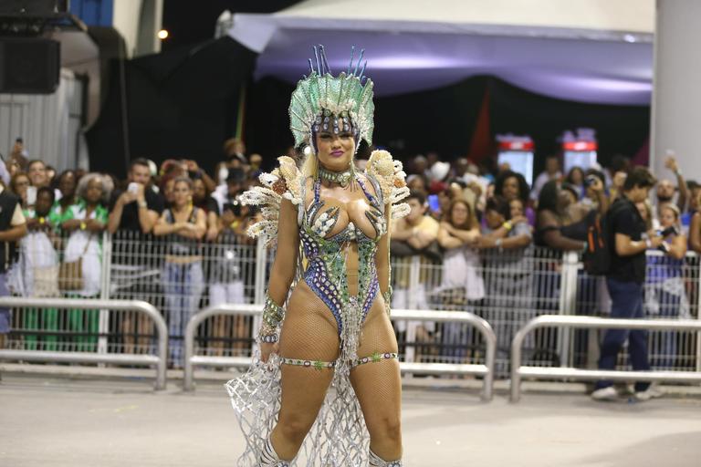 Ellen Rocche exibe corpão em desfile da Rosas de Ouro